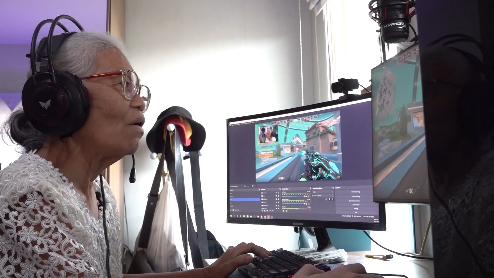 Chau trai tro nen noi tieng khi moi ba cung livestream hinh anh