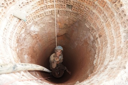 Mao hiem dao gieng sau 10 m de tim nuoc hinh anh