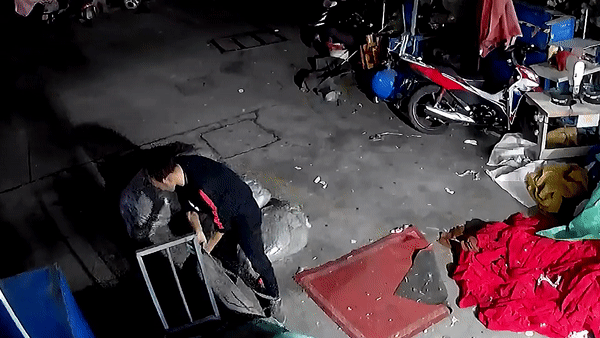 Tai nghe phat no tren co nguoi dan ong Trung Quoc hinh anh