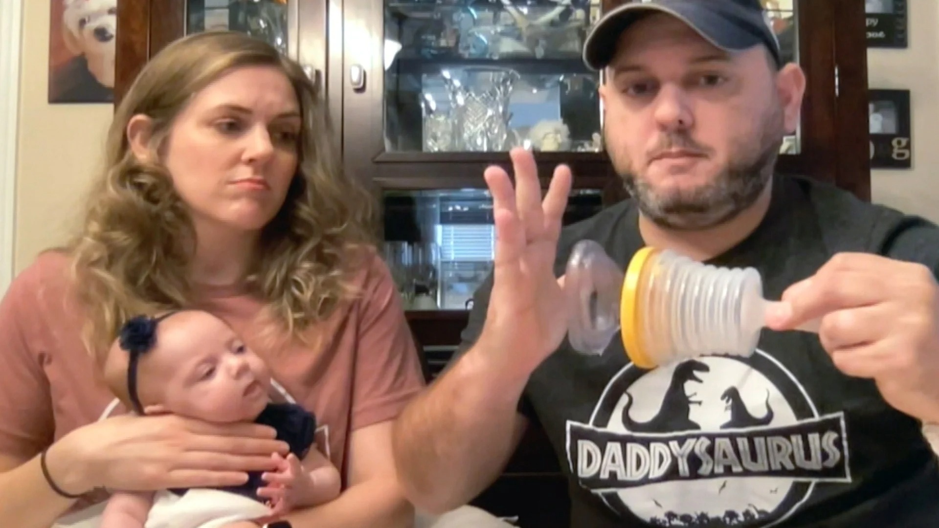 Nguoi dan ong cuu song em be hinh anh