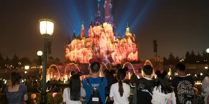 Hon 30.000 nguoi bi giu lai Disneyland Thuong Hai vi ca mac Covid-19 hinh anh