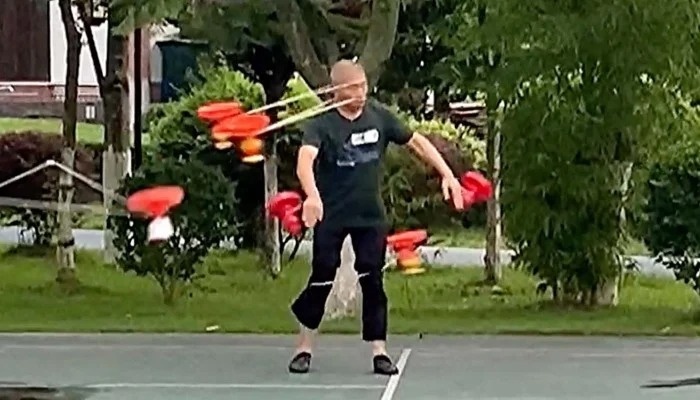 Nguoi dan ong lac con quay cung luc bang dau, tay, chan hinh anh