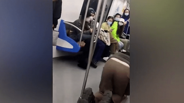 Bai tap o truong yeu cau nu sinh bo let tren san tau dien hinh anh