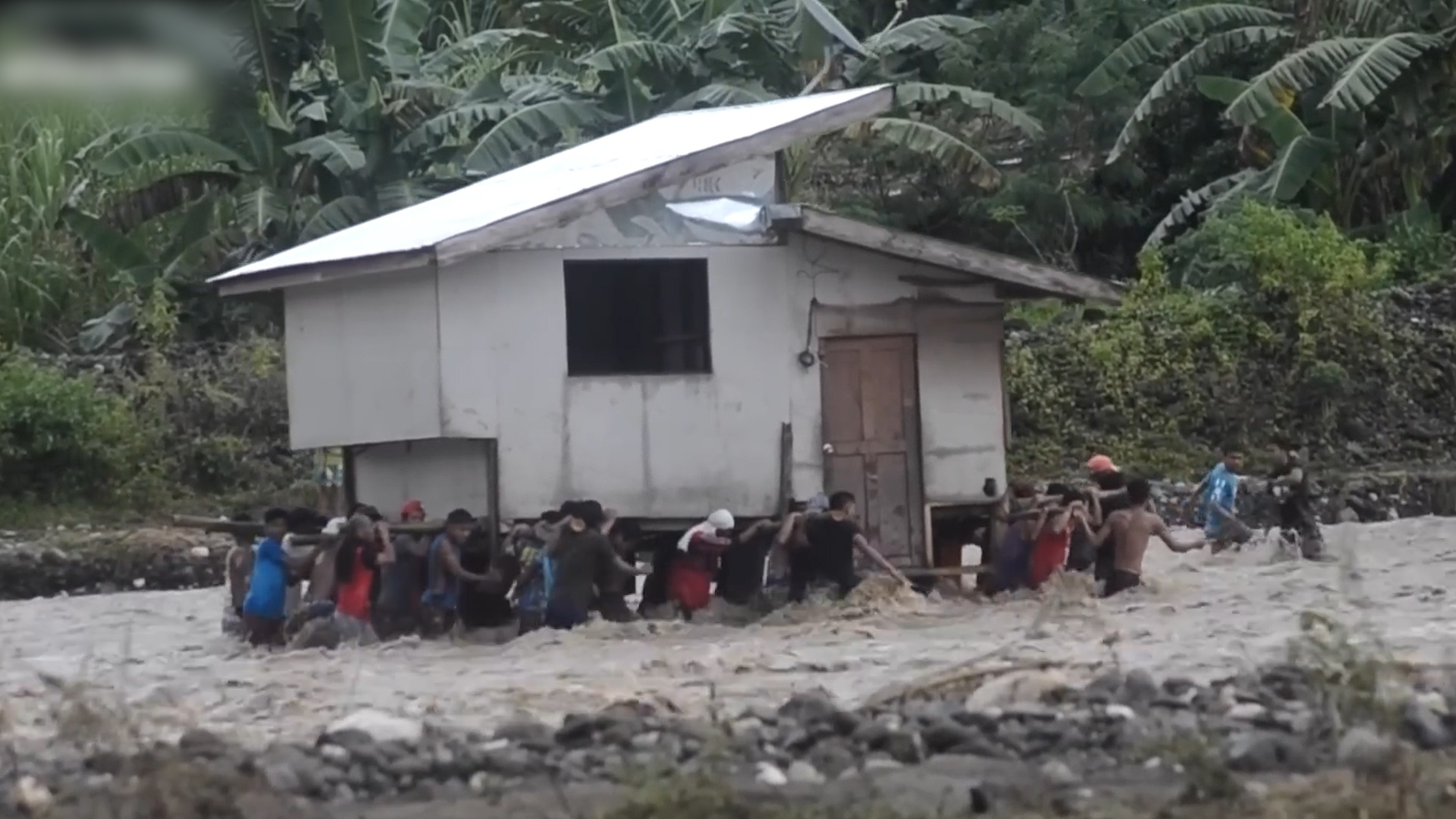 Hon 40 nguoi khieng nha tranh lu o Philippines hinh anh