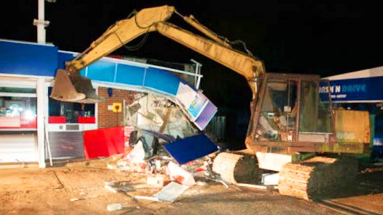 Nhom trom dung may xuc pha cay ATM o My hinh anh