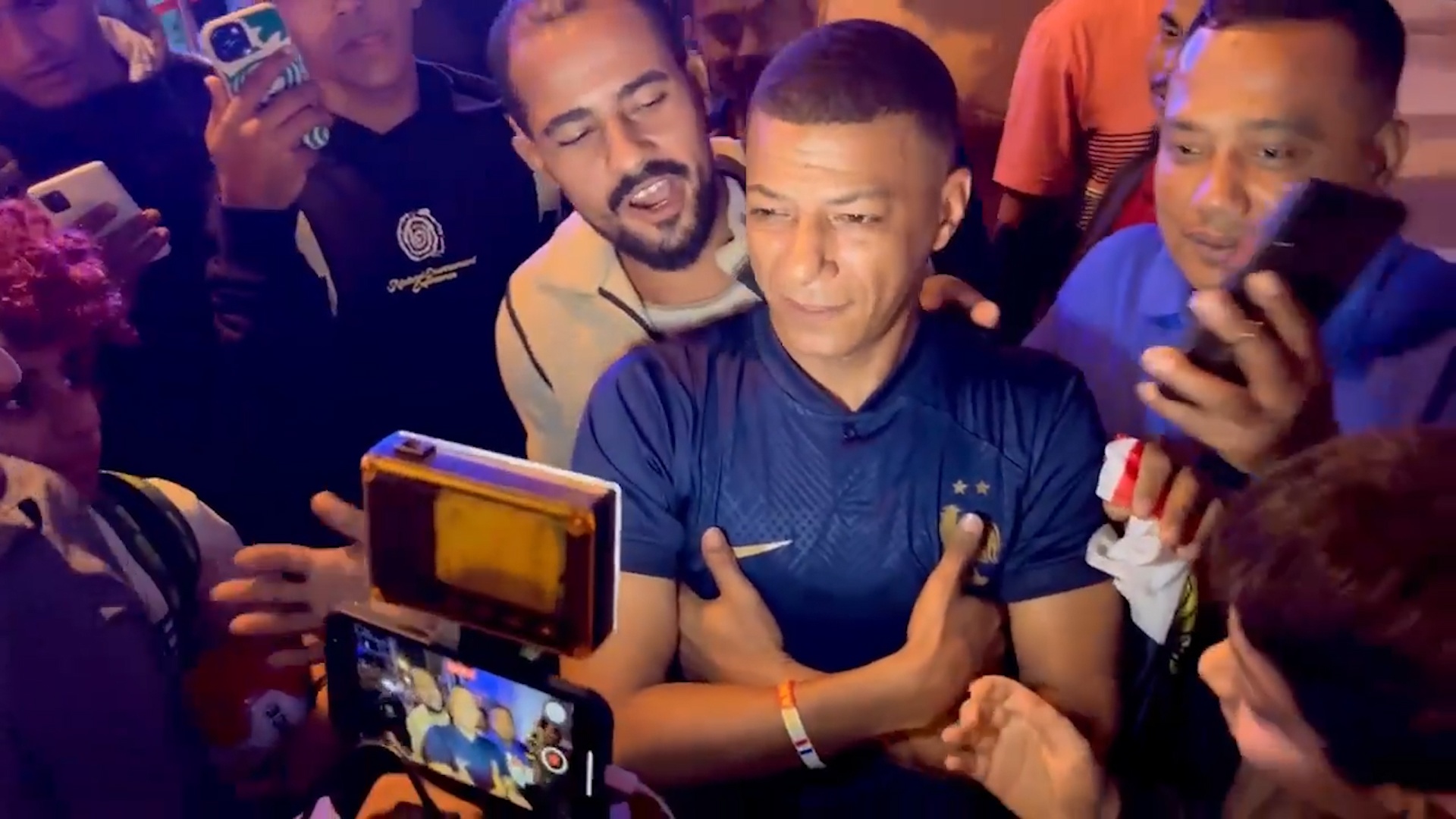 CDV giong het Mbappe gay nao loan o Qatar hinh anh