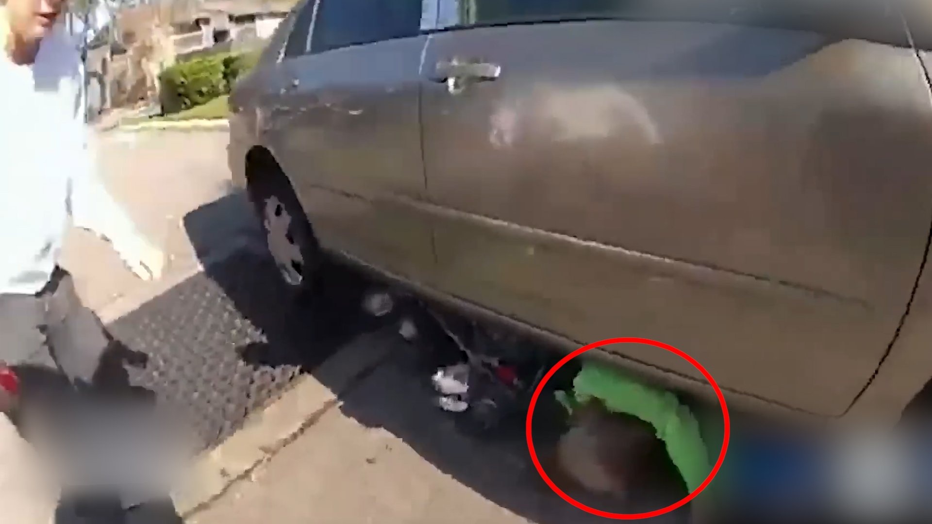 Giai cuu 2 nguoi bi cuon vao gam oto o My hinh anh