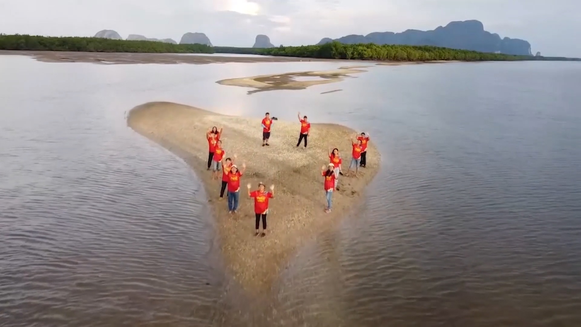 Dao cat nho hinh trai tim o Thai Lan hinh anh