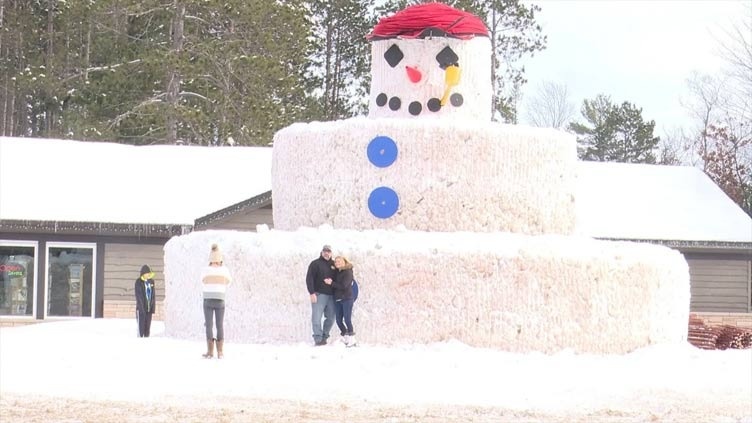 Xay nguoi tuyet cao 12 m don du khach hinh anh