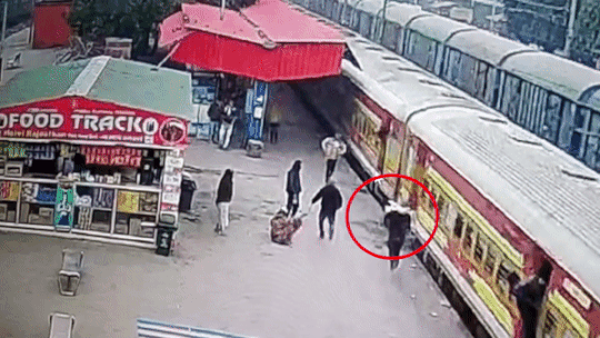 Hanh khach An Do bi ket duoi duong ray khi tau dang chay hinh anh