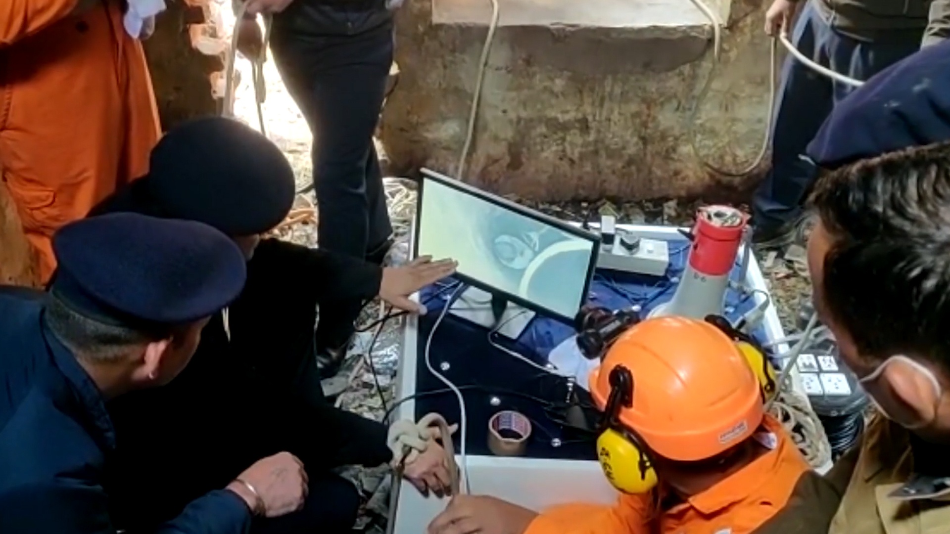 Giai cuu be trai An Do roi xuong gieng sau 12 m hinh anh