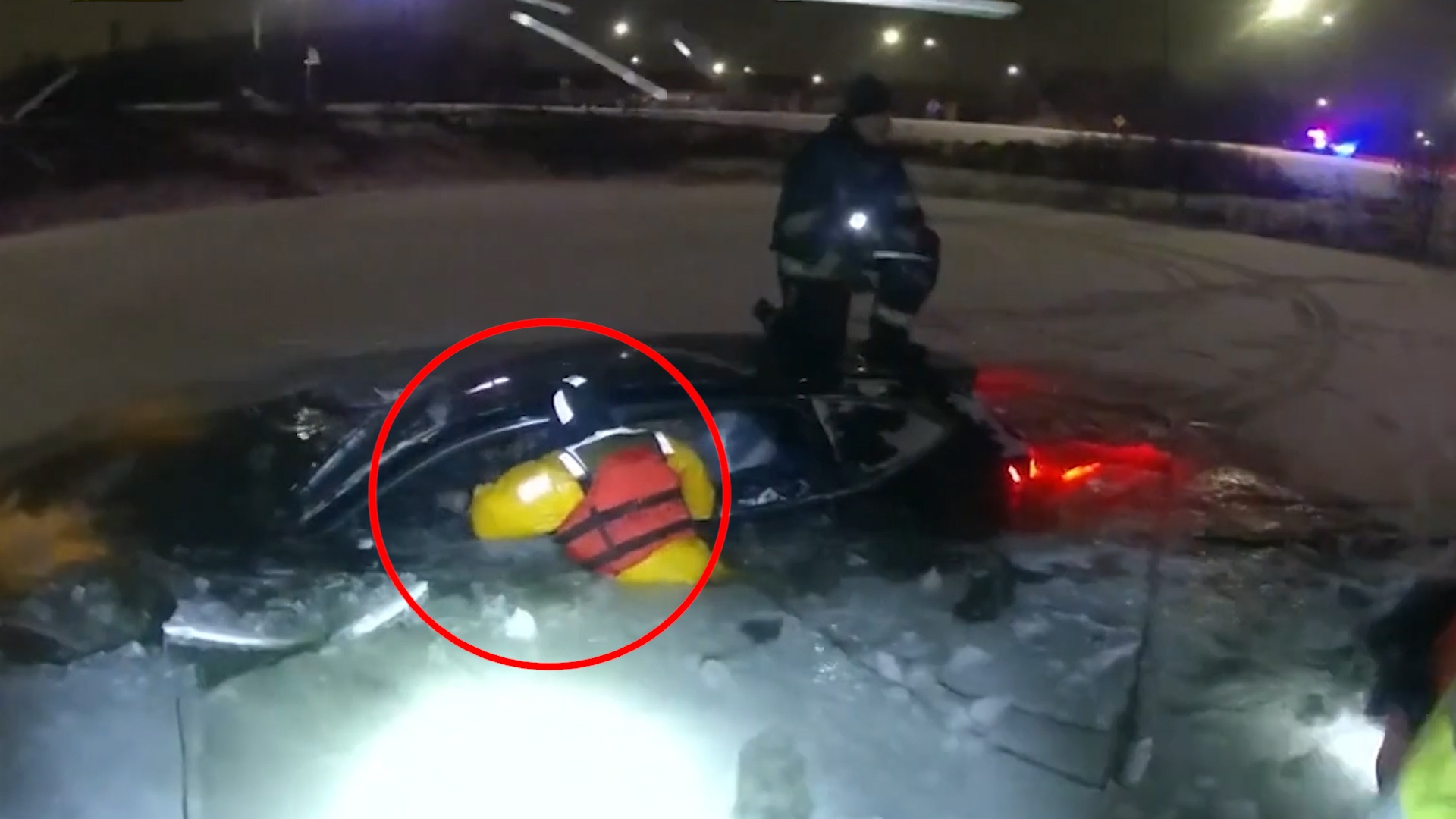 Giai cuu co gai bi roi xuong ho bang o My hinh anh