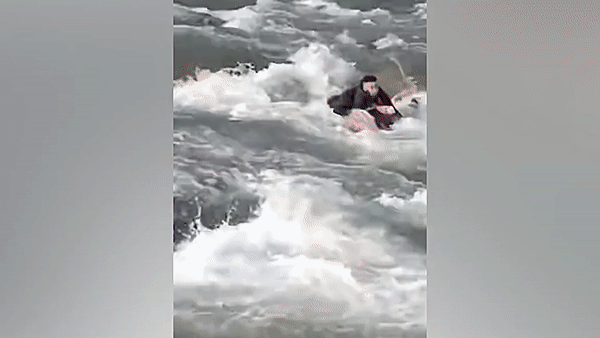 Du khach Trung Quoc bi cuon troi trong luc chup anh hinh anh