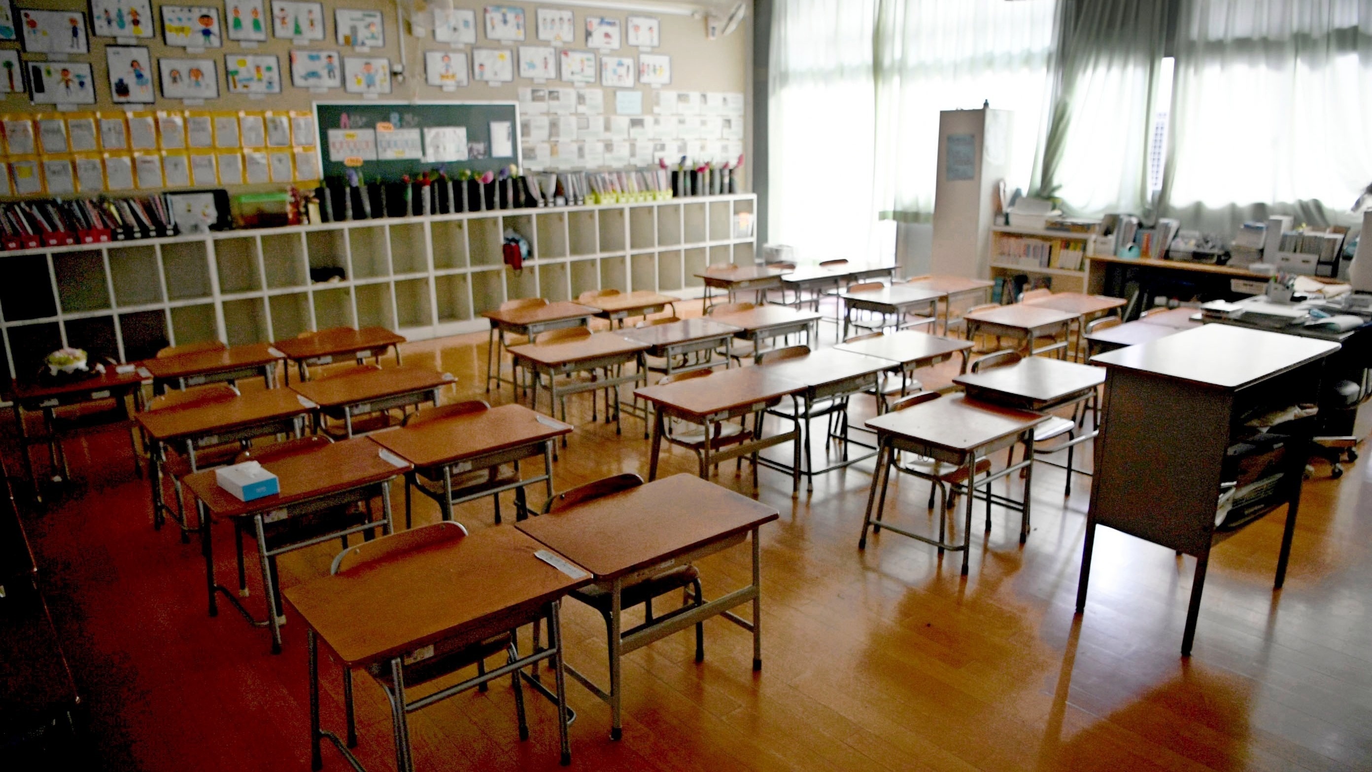 Hang nghin truong hoc tai Nhat phai dong cua do ty le sinh giam hinh anh