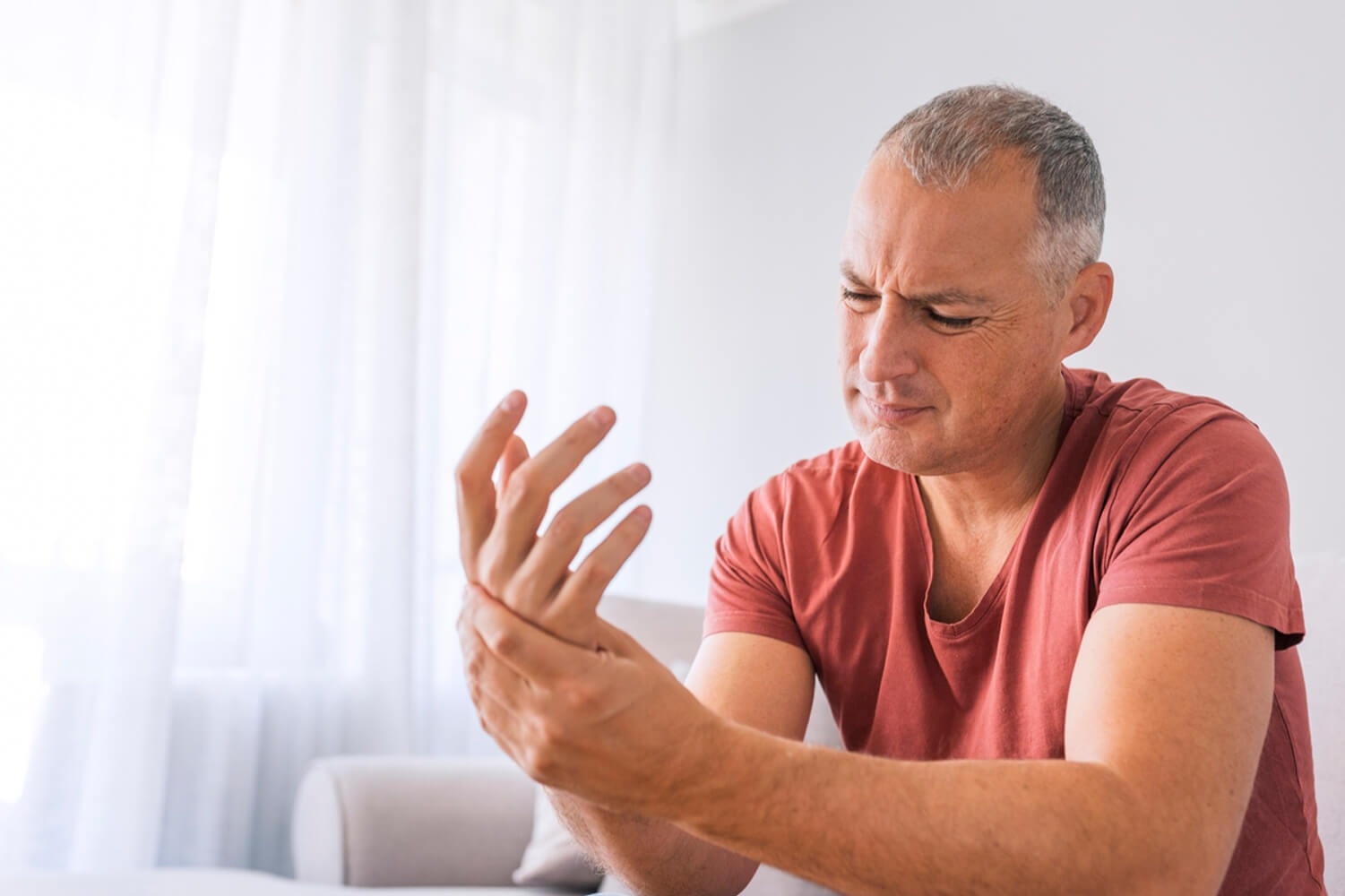 Dau hieu canh bao co the thieu canxi tram trong hinh anh