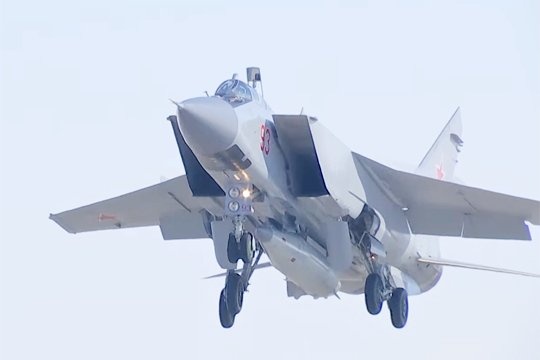 Tiem kich MiG-31 phong ten lua sieu thanh hinh anh