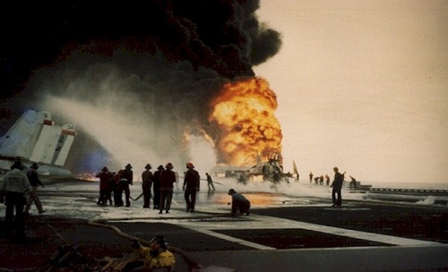 Tau san bay Enterprise nhu bai chien truong sau tai nan hinh anh