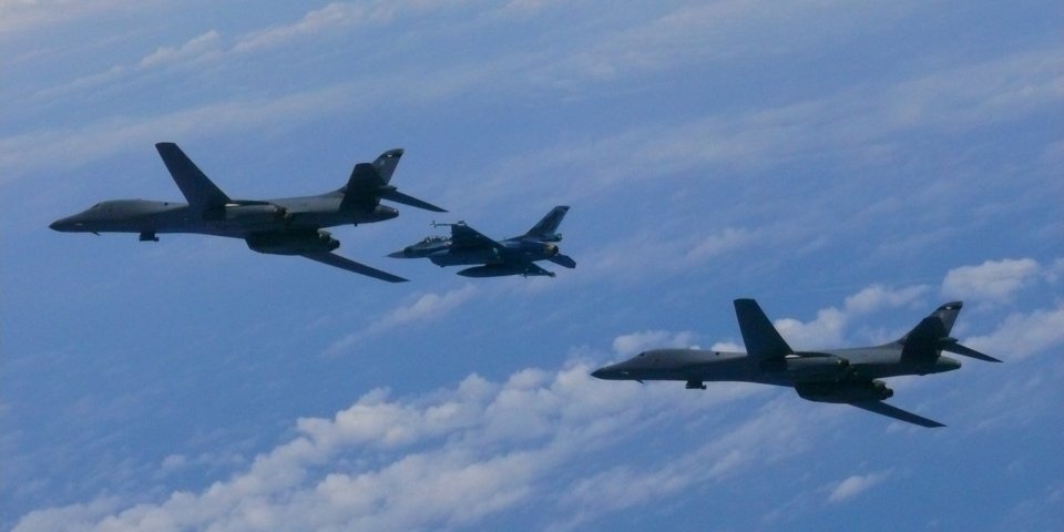 Phi cong My bi chieu laser o Thai Binh Duong hinh anh