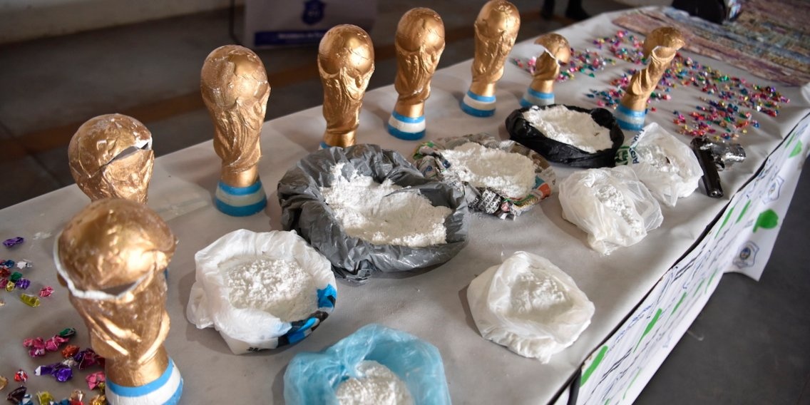 Argentina bat lo ma tuy giau trong mo hinh cup vang World Cup hinh anh