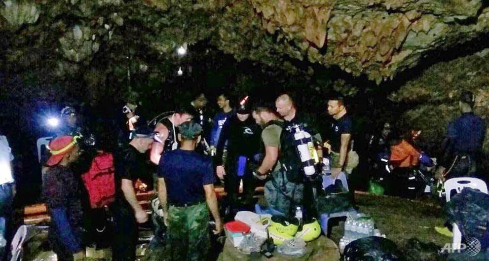 Giai cuu doi bong hoc sinh anh 6