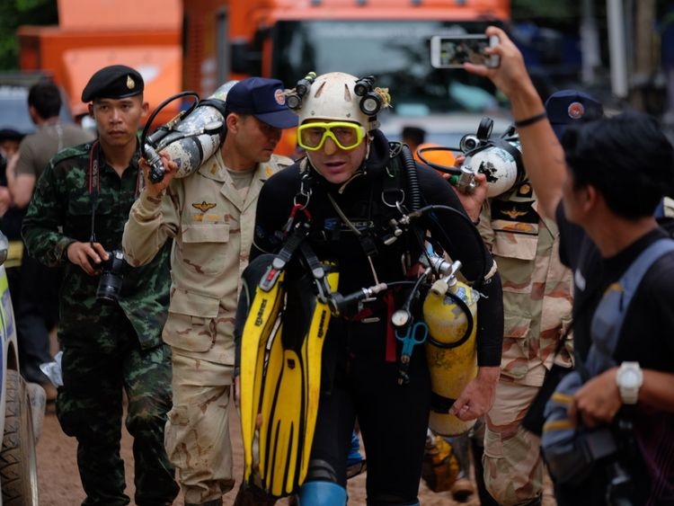 Giai cuu hang dong Thai Lan anh 1