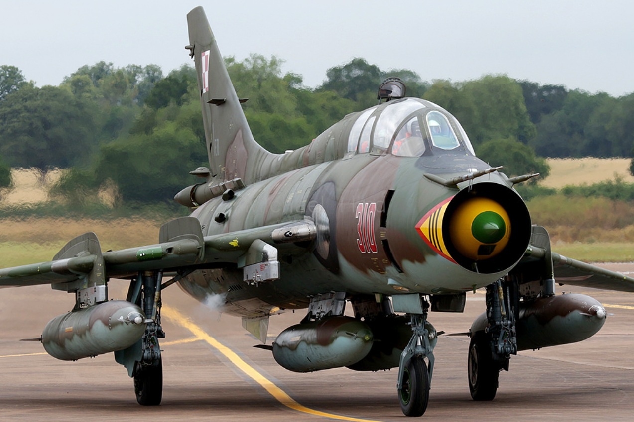 Cuong kich Su-22 co the nhan chim chien ham 10.000 tan hinh anh