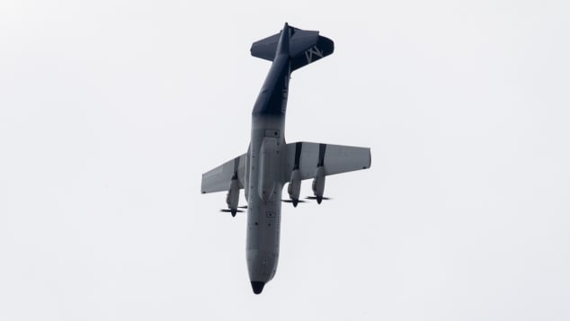 May bay nang 36 tan bieu dien lon vong tren khong hinh anh