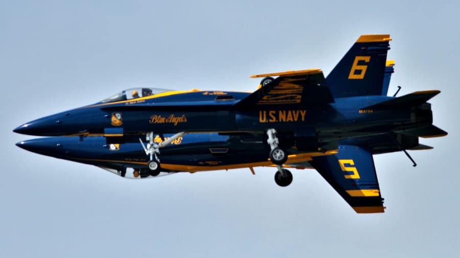 My kiem bon tien nho trien lam may bay quan su hinh anh