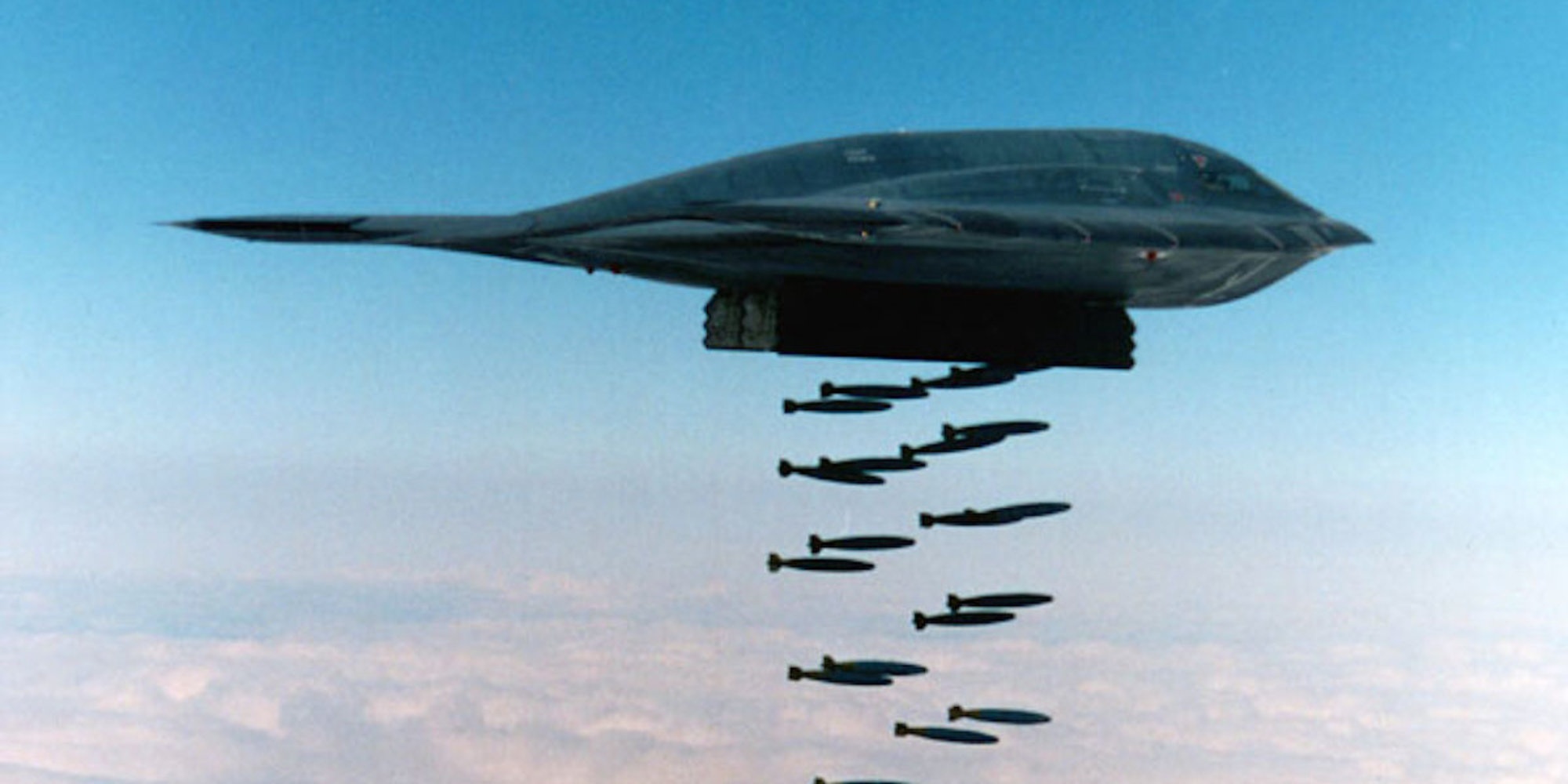 My thu nghiem bom hat nhan xuyen boongke, tan cong vao long dat hinh anh