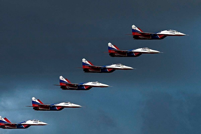 Tiem kich MiG-29 bay doi hinh bac thang tren bau troi ngoai o Moscow hinh anh