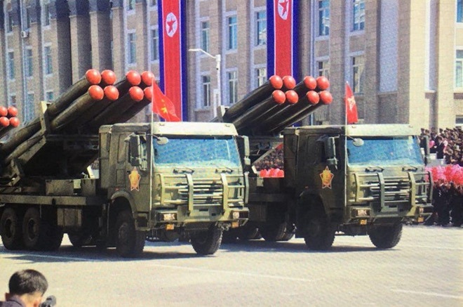 Xe tang va cac vu khi mat dat trong dieu binh o Trieu Tien hinh anh