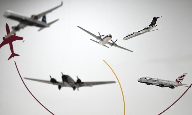 Ong lao 67 tuoi so huu doi bay mo hinh lon nhat the gioi hinh anh