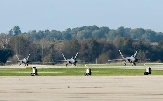 Tiem kich F-22 so tan de tranh sieu bao Michael hinh anh