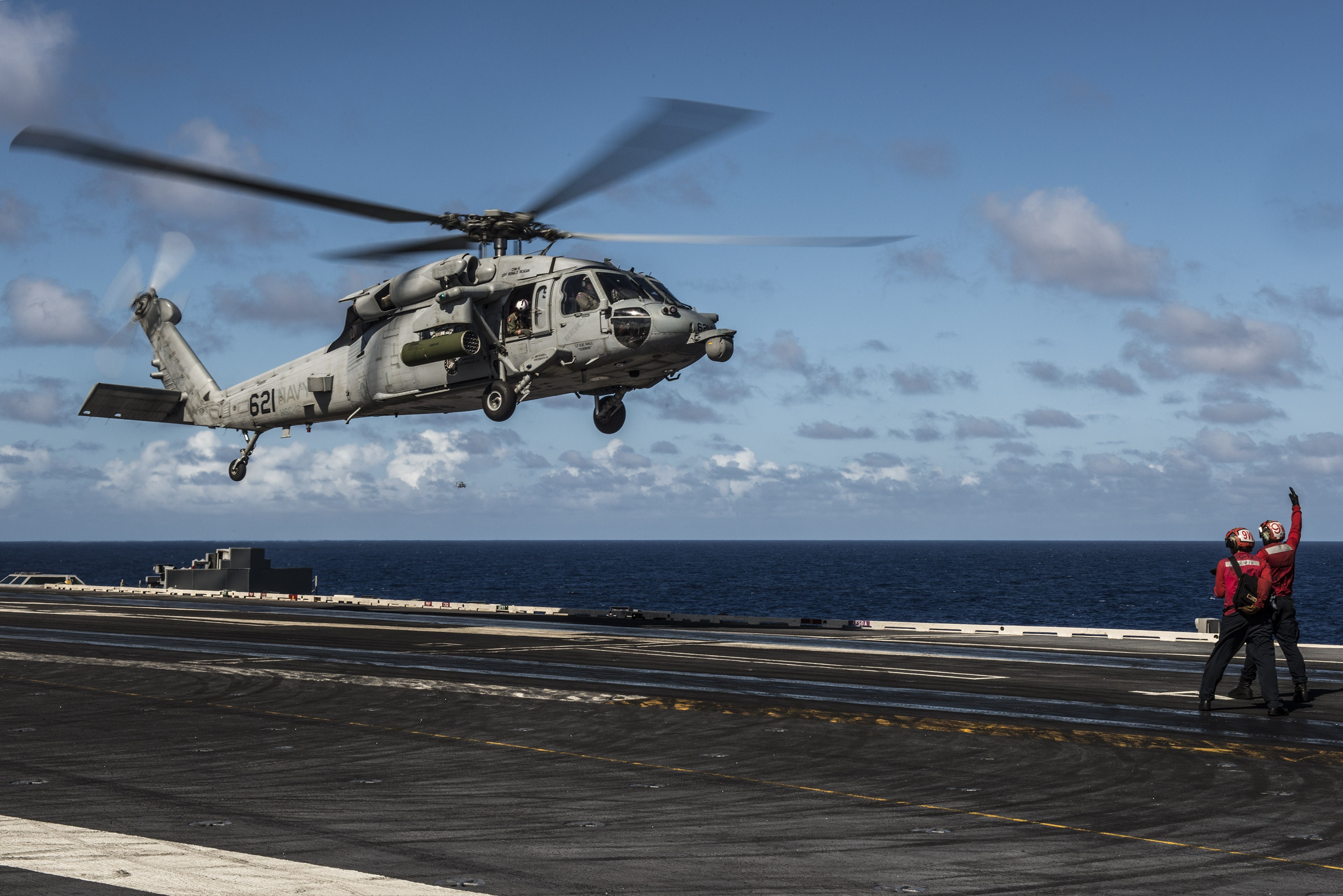 Truc thang roi khi vua cat canh tu tau san bay My o Philippines hinh anh