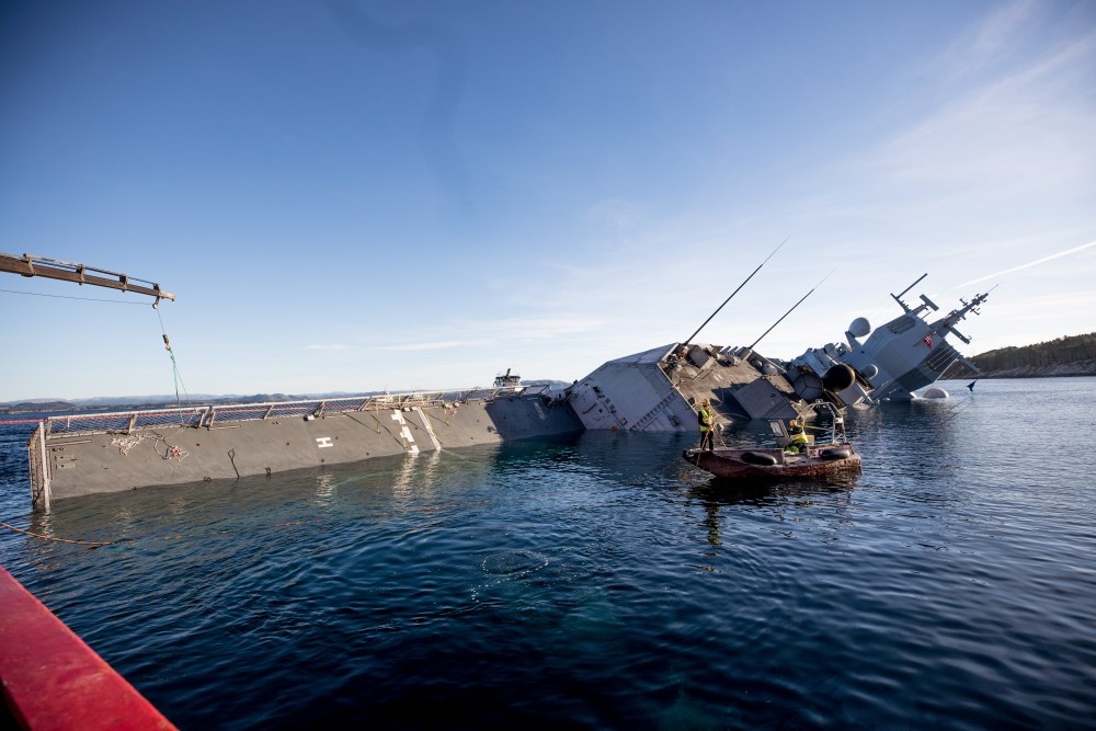 Na Uy bat luc nhin chien ham 500 trieu USD chim dan hinh anh