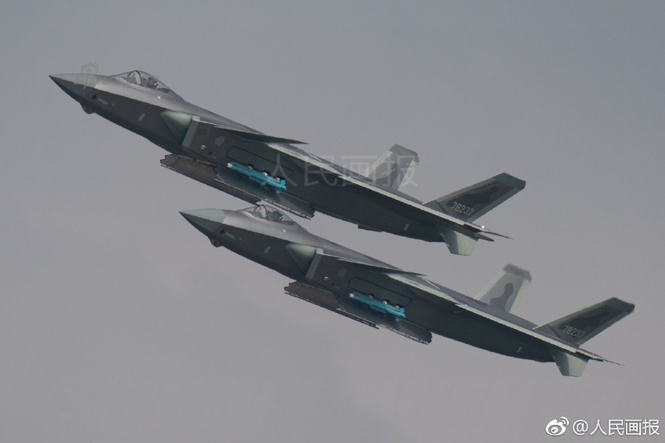 Tiem kich tang hinh J-20 cua TQ lo diem yeu khi khoe vu khi hinh anh