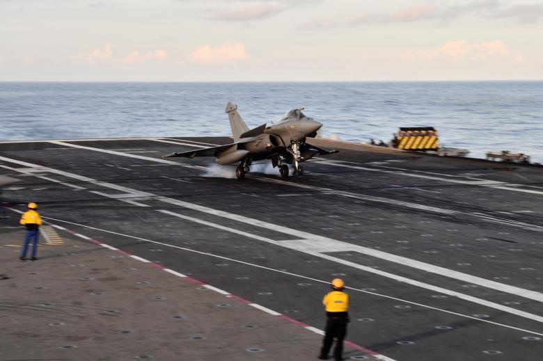 Tau san bay cua Phap anh 9