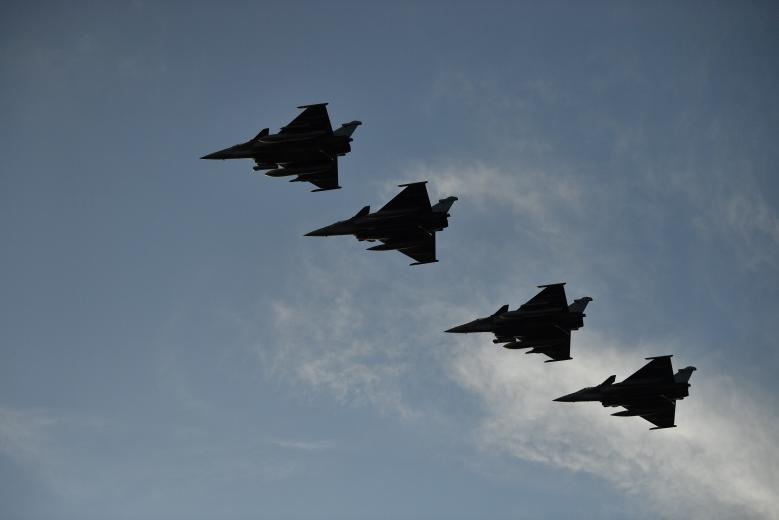 Tau san bay cua Phap anh 8