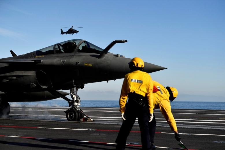 Tau san bay cua Phap anh 10