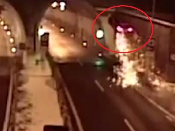 Nguoi dan ong thoat chet than ky khi xe bay nhao lon vao duong ham hinh anh