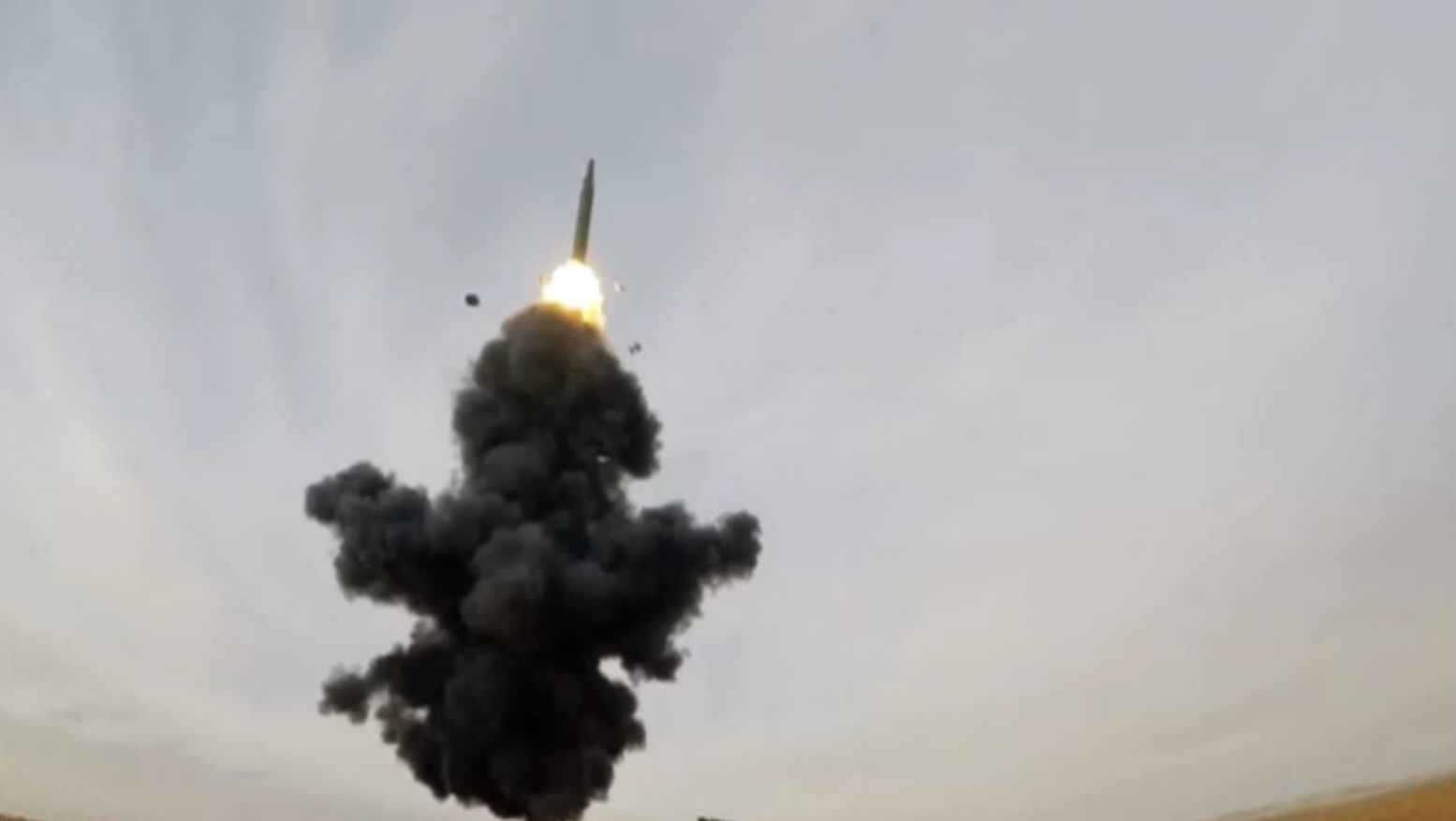 Tranh cai ten lua sat thu tau san bay anh 1