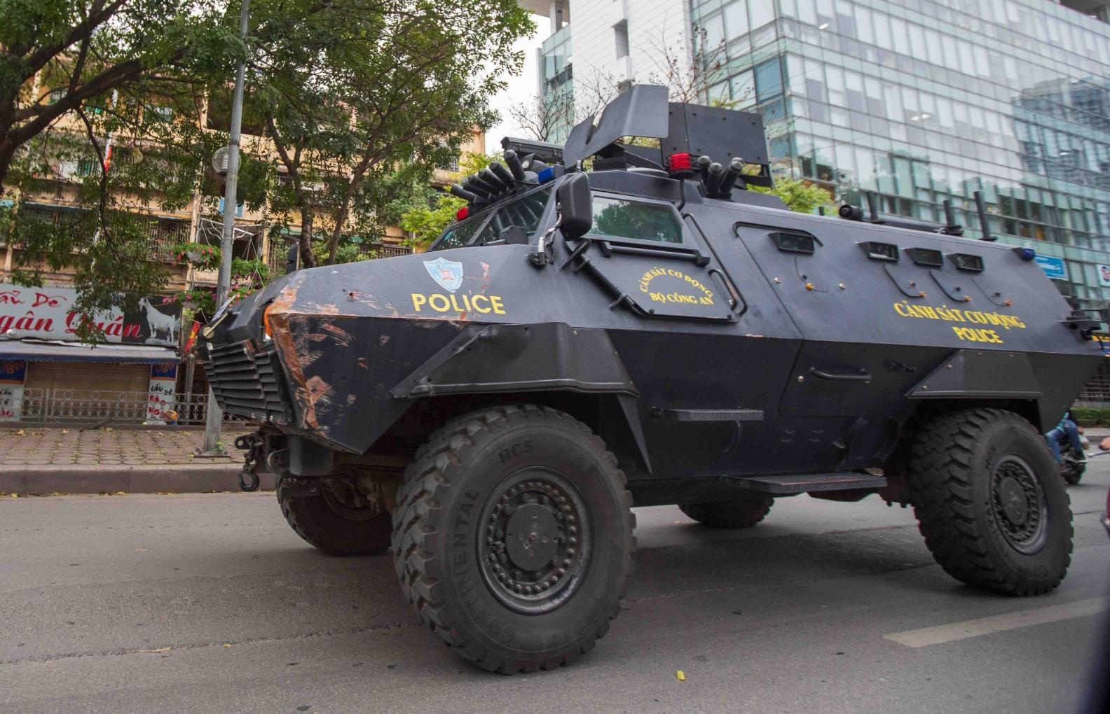 Uy luc xe boc thep S5 bao ve thuong dinh Trump - Kim hinh anh