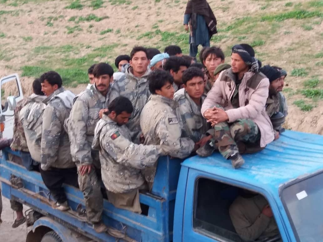 150 binh si Afghanistan bi Taliban bat giu khi bo chay qua bien gioi hinh anh