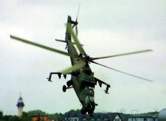 'Xe tang bay' Mi-24 chui mui cat canh doc dao hinh anh