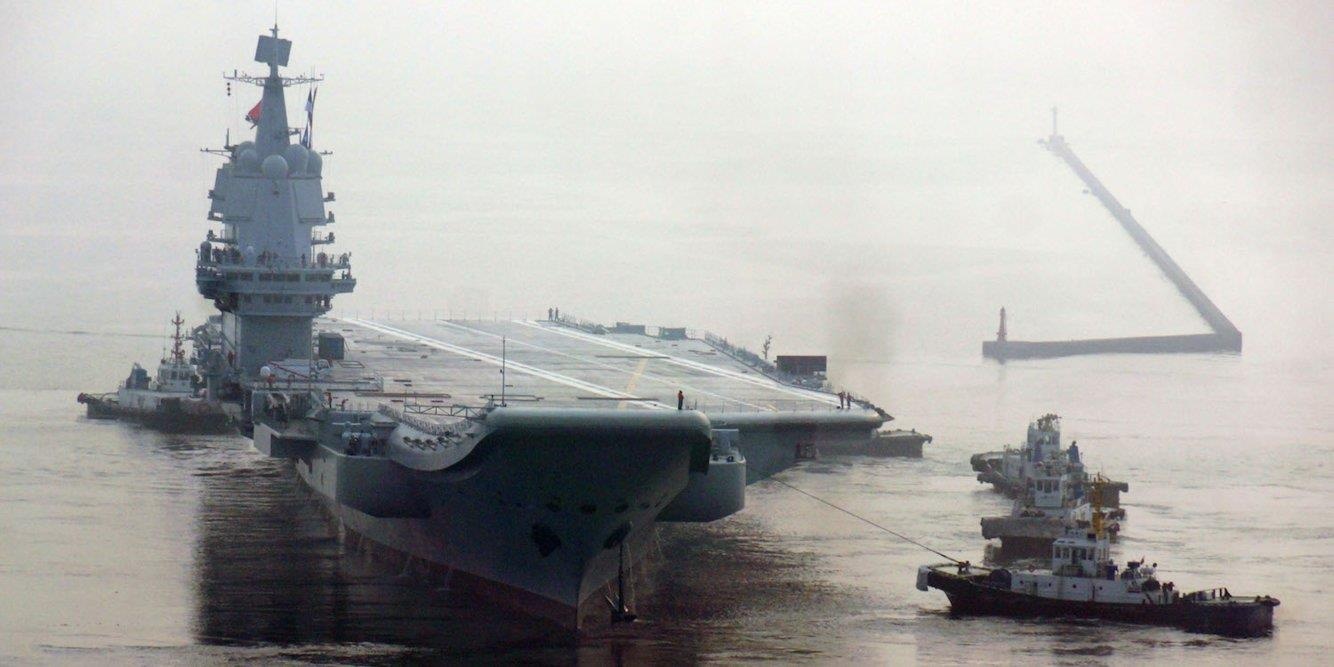 Truyen hinh TQ bat ngo de lo ben trong tau san bay tu dong dau tien hinh anh