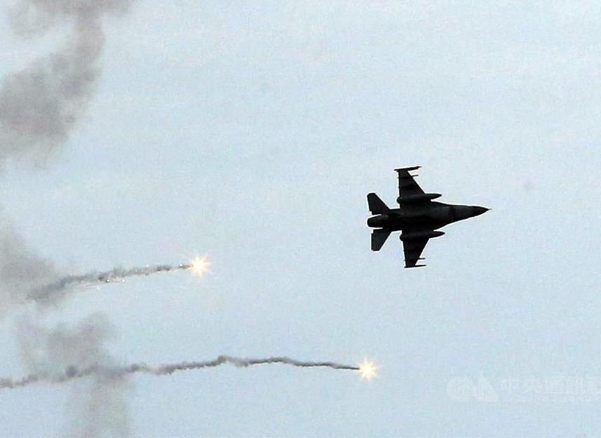 Cang thang voi TQ, Dai Loan tap tran ban dan that lon nhat ke tu 2014 hinh anh