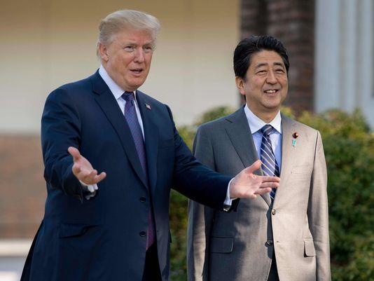 Chinh sach chau A ben bo sup do, ong Trump tim ve 'ban cu' Abe hinh anh