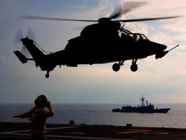 Ai chieu laser vao phi cong Hai quan Australia tren Bien Dong? hinh anh