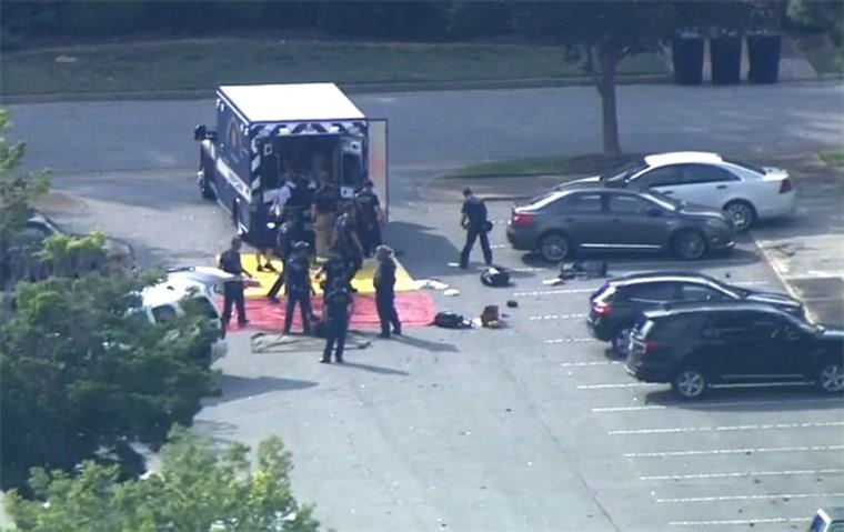 Nhan vien lau nam bat man xa sung giet chet 12 nguoi o Virginia hinh anh