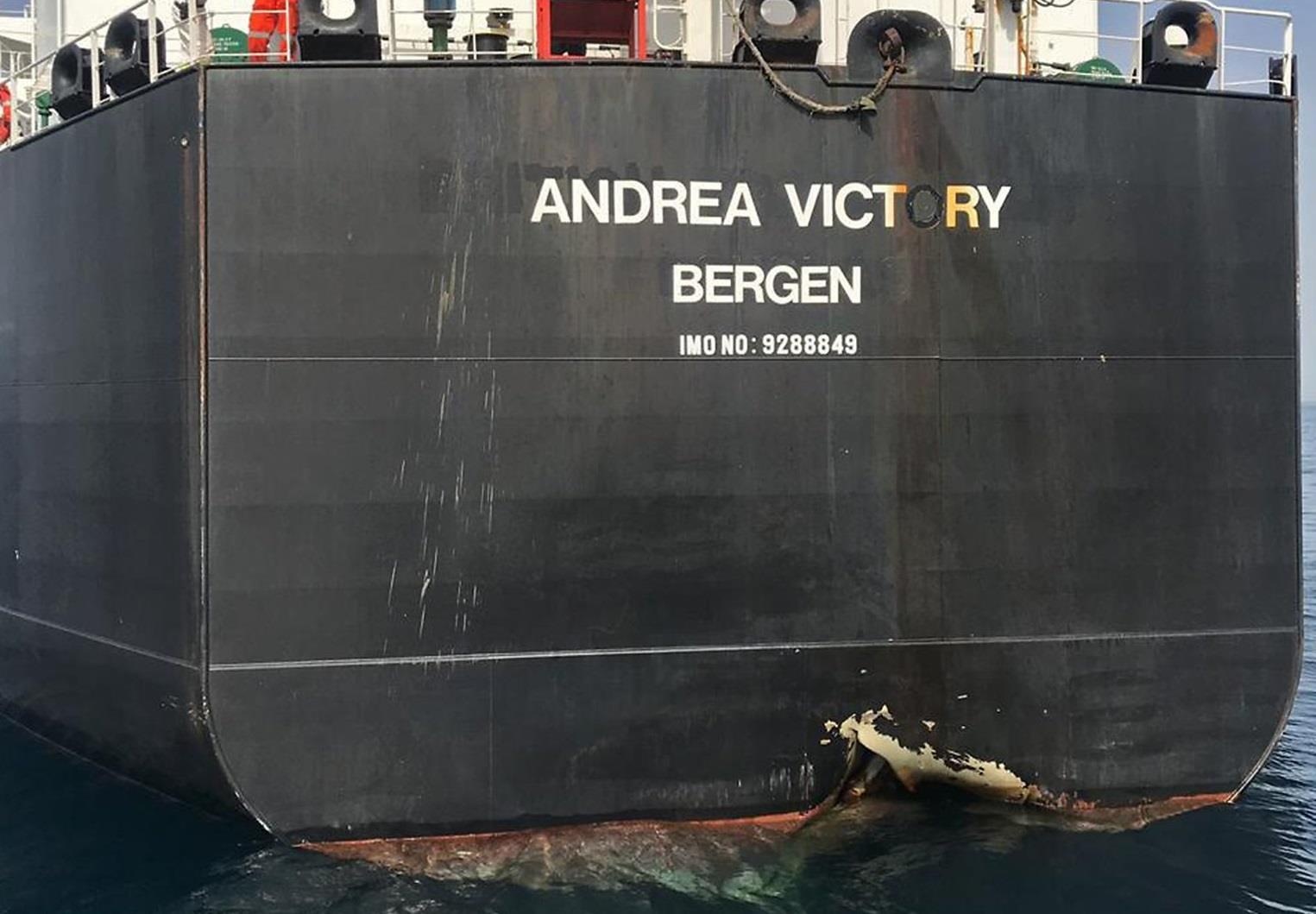 Tau cho dau bi tan cong tren Vinh Oman anh 2